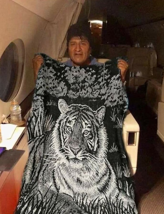Evo Morales preparándose pal frío como todo buen mexicano - meme