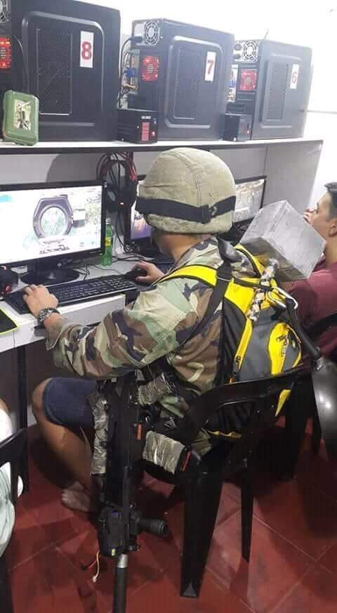 Soldier playing cod - meme