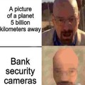 Foto del universo vs cámara de banco