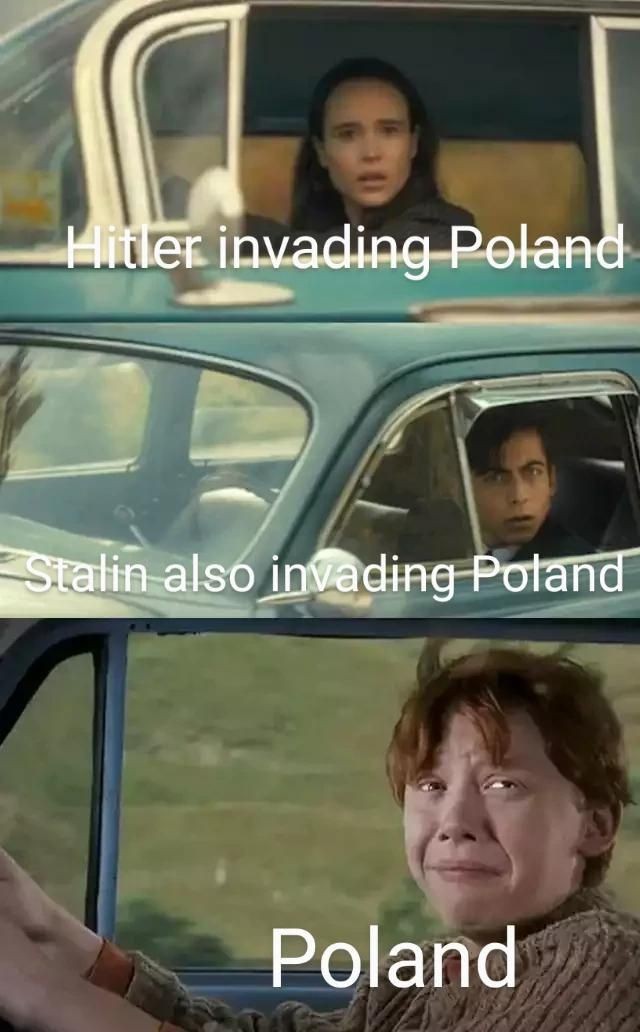 Hitler invadiendo Polonia/ Stalin también invadiendo Polonia /Polonia - meme