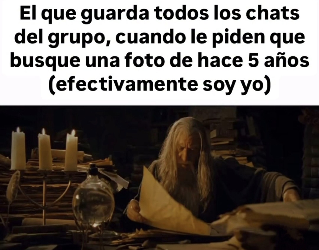 El historiador del grupo cuando toca buscar la foto del viaje del 2018 - meme