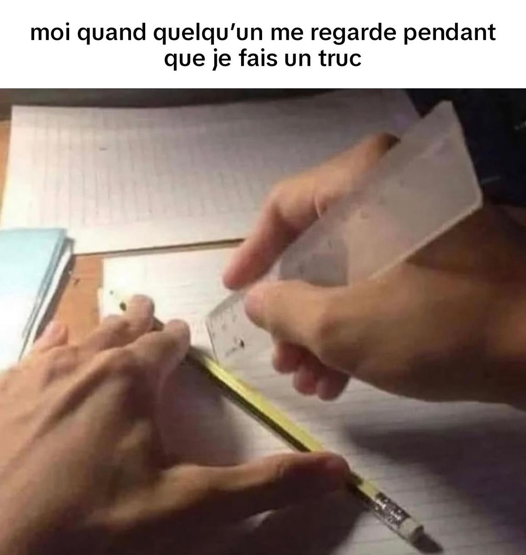 Moi quand quelqu'un me regarde faire un truc normal - meme