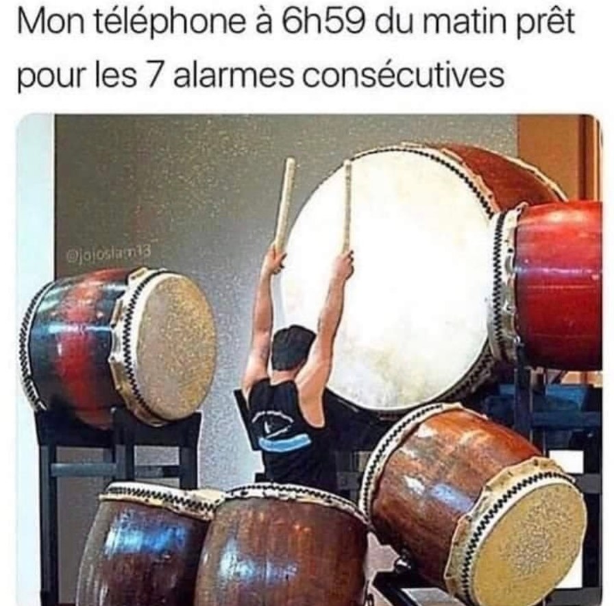 Mon tel à 6h59 prêt à m’harceler avec ses 7 alarmes comme si j’devais sauver le monde - meme