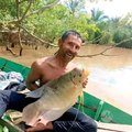 Messi pescando no Pantanal antes de assinar com o Cuiabá, Omildi d+