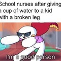 Traduccion enfermeros escolares despues de darle un vaso con agua a un niño con la pierna rota