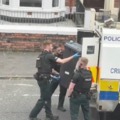 La policía arrestando a cola_rota_esputa por pedófilo