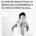 Un chino haciendose un tatuaje en español