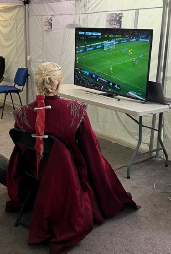 Monarca británico viendo un partido de  futbol  del mundial de clubes, difundir con cautela - meme